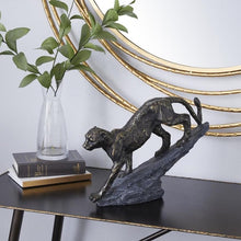 Cargar imagen en el visor de la galería, Escultura decorativa de leopardo en acabado negro y dorado.