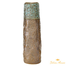Cargar imagen en el visor de la galería, Jarrón de cerámica cilíndrico con apariencia de pátina sobre bronce.