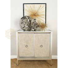 Cargar imagen en el visor de la galería, Gabinete plateado con cubierta de espejo y 2 compuertas cubiertas de lino.