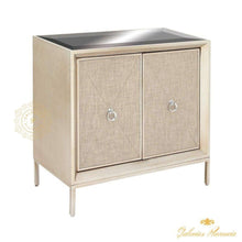 Cargar imagen en el visor de la galería, Gabinete plateado con cubierta de espejo y 2 compuertas cubiertas de lino.