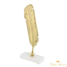 Cargar imagen en el visor de la galería, Escultura decorativa Pluma de pájaro en aluminio.  Cosmoliving by Cosmopolitan