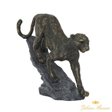 Cargar imagen en el visor de la galería, Escultura decorativa de leopardo en acabado negro y dorado.