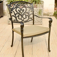 Cargar imagen en el visor de la galería, Juego de mesa Favignana, con mosaicos de terracota y sillas para exteriores.