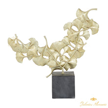 Cargar imagen en el visor de la galería, Escultura contemporánea de hoja de ginko, CosmoLiving by Cosmopolitan