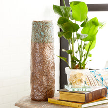 Cargar imagen en el visor de la galería, Jarrón de cerámica cilíndrico con apariencia de pátina sobre bronce.