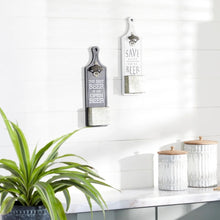 Cargar imagen en el visor de la galería, Decoración de pared de cocina rectangular de madera y metal con abridor de botellas.