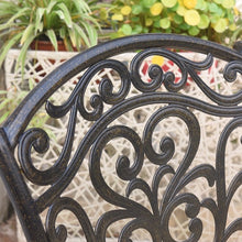 Cargar imagen en el visor de la galería, Juego de mesa Favignana, con mosaicos de terracota y sillas para exteriores.