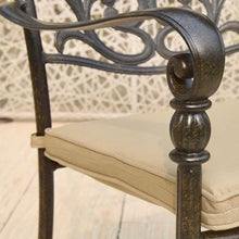 Cargar imagen en el visor de la galería, Juego de mesa Favignana, con mosaicos de terracota y sillas para exteriores.