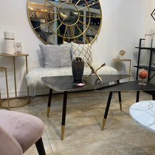 Cargar imagen en el visor de la galería, Juego de 2 mesas auxiliares triangulares de metal negro con detalles dorados