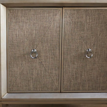 Cargar imagen en el visor de la galería, Gabinete plateado con cubierta de espejo y 2 compuertas cubiertas de lino.