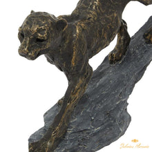 Cargar imagen en el visor de la galería, Escultura decorativa de leopardo en acabado negro y dorado.