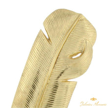 Cargar imagen en el visor de la galería, Escultura decorativa Pluma de pájaro en aluminio.  Cosmoliving by Cosmopolitan