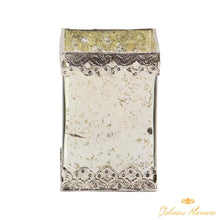 Cargar imagen en el visor de la galería, Candelabros de vidrio cuboide blanco con detalles plateados adornados (juego de 2)