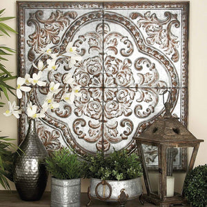 Aplique de pared metálico repujado a mano, estilo vintage.