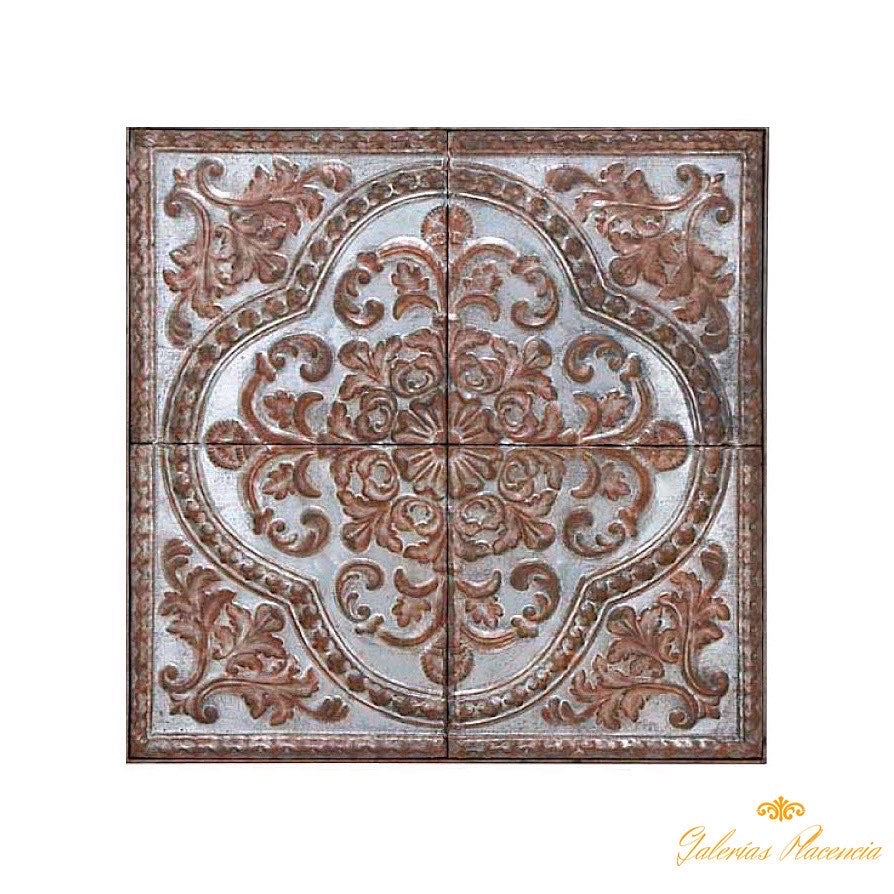 Aplique de pared metálico repujado a mano, estilo vintage.