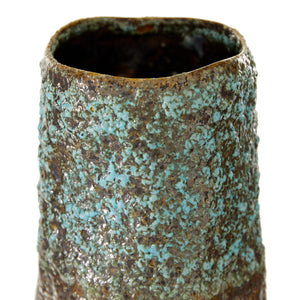 Jarrón de cerámica cilíndrico con apariencia de pátina sobre bronce.