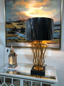 Lámpara de mesa de diseño posmoderno en metal dorado, elegante pantalla de tela negra, base cuadrada de mármol