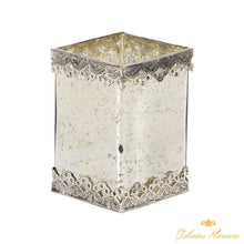 Cargar imagen en el visor de la galería, Candelabros de vidrio cuboide blanco con detalles plateados adornados (juego de 2)