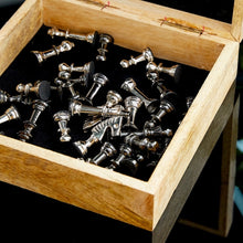 Cargar imagen en el visor de la galería, Tablero de ajedrez tradicional de madera exótica de mango y aluminio