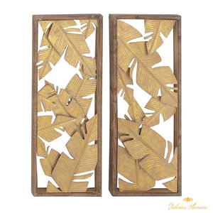 Aplique de pared elaborado en madera y metal dorado.