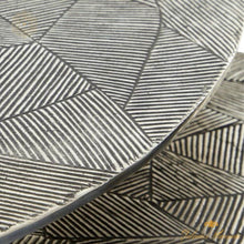 Cargar imagen en el visor de la galería, Set de mesas de aluminio con tablero labrado color plata