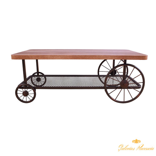 Mesa de café o centro, en roble con detalles de metal y ruedas.