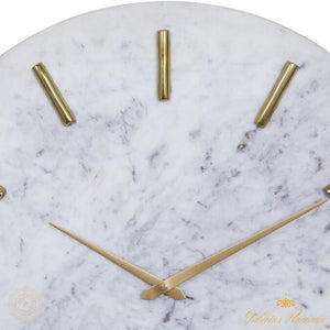 Reloj de pared de mármol blanco CosmoLiving by Cosmopolitan
