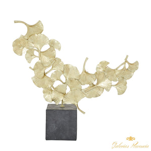 Escultura contemporánea de hoja de ginko, CosmoLiving by Cosmopolitan