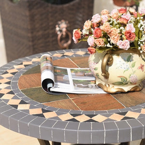 Juego de mesa Favignana, con mosaicos de terracota y sillas para exteriores.