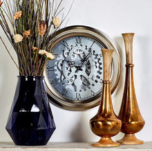 Cargar imagen en el visor de la galería, Reloj de pared, diseño de engranajes a la vista en metal cromado.