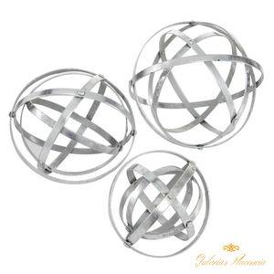 Esculturas de orbe de metal plateado