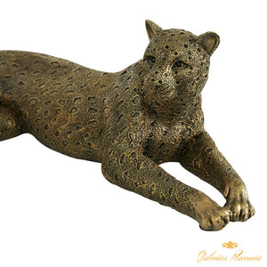 Escultura de pantera recostada.