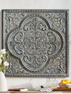 Aplique de pared metálico repujado a mano, estilo vintage.
