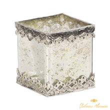 Cargar imagen en el visor de la galería, Candelabros de vidrio cuboide blanco con detalles plateados adornados (juego de 2)