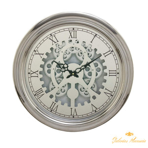 Reloj de pared, diseño de engranajes a la vista en metal cromado.
