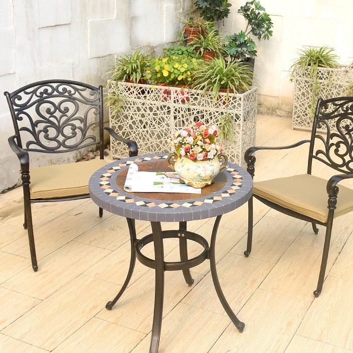 Juego de mesa Favignana, con mosaicos de terracota y sillas para exteriores.