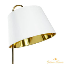 Cargar imagen en el visor de la galería, Lámpara de pie moderna de metal blanco y dorado, con base de mármol.