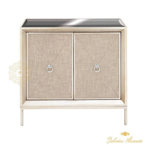 Gabinete plateado con cubierta de espejo y 2 compuertas cubiertas de lino.
