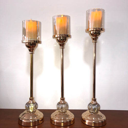 Candelabros con pantalla de cristal.