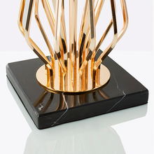 Cargar imagen en el visor de la galería, Lámpara de mesa de diseño posmoderno en metal dorado, elegante pantalla de tela negra, base cuadrada de mármol