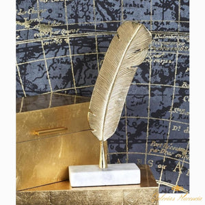 Escultura decorativa Pluma de pájaro en aluminio.  Cosmoliving by Cosmopolitan