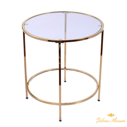 Mesa de café dorada con cubierta de vidrio.