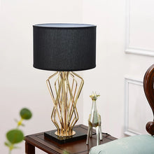Cargar imagen en el visor de la galería, Lámpara de mesa de diseño posmoderno en metal dorado, elegante pantalla de tela negra, base cuadrada de mármol
