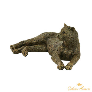 Escultura de pantera recostada.