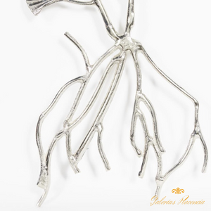 Escultura plateada de pared floral elaborada en metal