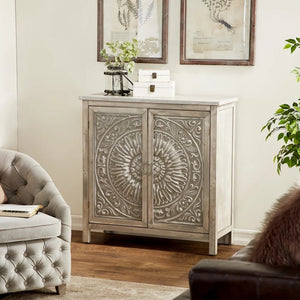 Gabinete decorativo de 2 puertas con diseño tallado tradicional.