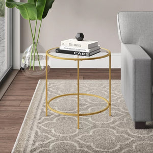 Mesa de café dorada con cubierta de vidrio.