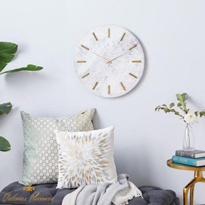 Reloj de pared de mármol blanco CosmoLiving by Cosmopolitan